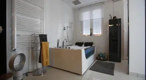 Diseñado apartamento Val con bañera de hidromasaje y sauna para dos personas. - Image 3