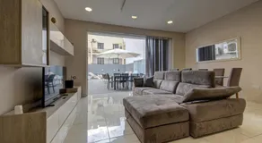 Central Oasis - Private Pool & Lounge Area - Image 3