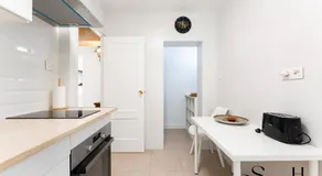 Bright central 2BR Stay Balcony & Sea View - Image 5