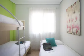 L'appartement à Puçol dispose de 2 chambre(s) et peut accueillir 5 personnes.Logement de 51 m².Il est situé dans une zone idéale pour les enfants et dans le complexe résidentiel.Il dispose d'un ascenseur, mobilier de jardin, terrasse, fer à repass - Image 2