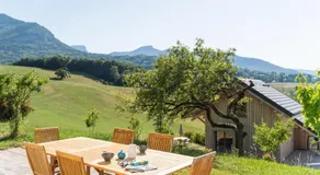 Maison de vacances 'La Grange Aux Ecureuils 6 Pers' avec vue sur montagne, terrasse et jardin privé - Image 5