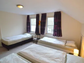 Stunning villa with 1 ha of private forest, a swimming pool, and a sauna - Image 2