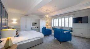 The Golden Lion Hotel - Image 2