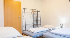 Unterkünfte für große und kleine Gruppen mit Waschmaschine, vollausgestatteter Küche - Image 5