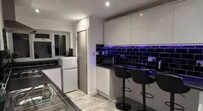 Large 6 Bed 6 Bathroom House - Ideal For Families, Large Groups, Contractors & Business Travellers - Image 3