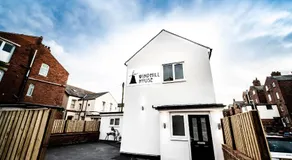 Charles Alexander Short Stay - Windmill House Apartments - Image 4
