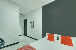 OYO 93133 Hotel Moraja Near Stikes Abdi Nusantara - Image 2