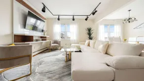 Luxury NYC Home with Free Parking for 12 - Image 2