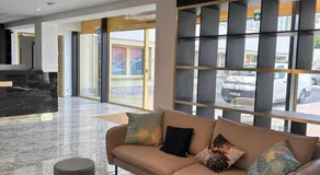 Golden Hotel - Image 5
