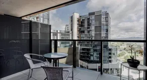 Town Centre Cozy 2 Bed 1 Bath with Free Parking - Image 3