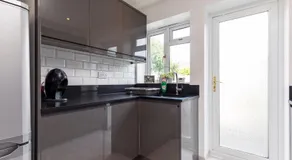 West Green House Spacious 3BR,Wifi,Paid Parking, Next to Crawley Hospital,Close to Gatwick Airport, Contractors, temporary relocations - Image 5