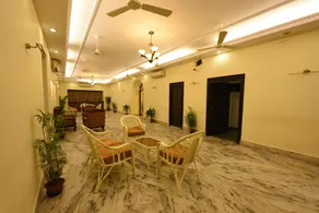 OYO Chowdhury Estate Premium Near M.p. Birla Planetarium - Image 3