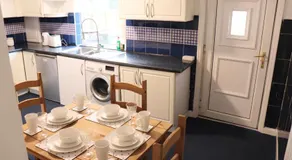 Lovely 7 Bed Modern House 10 Mins City Centre - Image 3