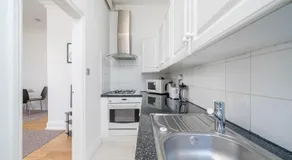 Superb location! Cozy 2-3 bed, Garden views & access, 3 minutes to Tube - Image 3