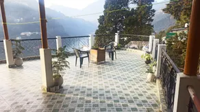 Gayatri Niwas Luxury Room - Lake Mountain View - Image 5
