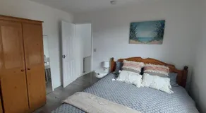 Couples Business Family- WiFi- Parking- Sleeps 2 - Image 2