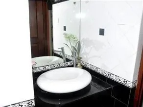 Airport Villa - Image 5