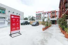 RedDoorz Plus at DBuilders Poblacion BGC - Image 4