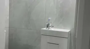 Studio Flat Private Shower Wc and Kitchenette - Image 2