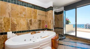 PH BELLAGIO: Luxurious and Romantic duplex penthouse with PRIVATE POOL & sea views - Image 5