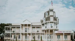 Main Street Retreat #22 - King Bed, On Main St, Shared Hot Tub & Pool - Image 4