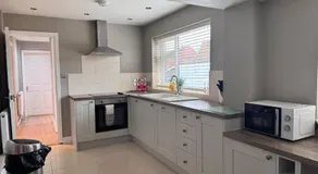 Pet-Friendly - 2 Bedrooms Bungalow hot tub parking - Image 5