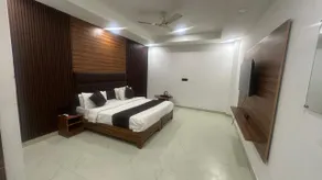 PLAY HOTEL BUDHA TOWER sector 18 metro - Image 2