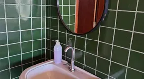 Suíte bem localizada, perto da praia, ar-condicionado e garagem - Image 2