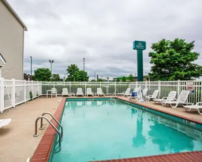 Quality Inn & Suites - Image 4