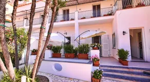 Villa Giardini Luxury Room - Image 2