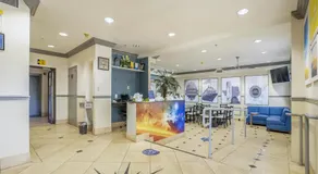 Days Inn & Suites by Wyndham Webster NASA-ClearLake-Houston - Image 3