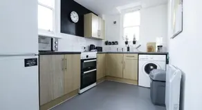 Spacious 2BR Apartment Central Colchester Near Station Fast WIFI - Image 3