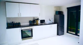 Perfect 1 Bed Apartment Sleeps 5 1 Kingsize bed 1 double Sofabed & Foldable Single bed Free Parking Wifi good transport network shopping Holiday Makers Families Contractors in North London - Image 4