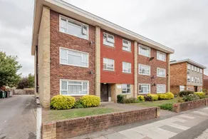 Elegant & Spacious 2-Bedroom Apartment in Wimbledon - Image 4