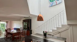 Casa con hermoso jardín y terraza - Image 4