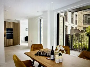 Luxury, Spacious, king size beds with parking, - Image 4