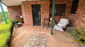 'Gums and Roses' studio - Image 4