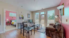 Cozy Modern Home Free Parking - Image 3