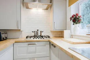 Central 3BR Home with Garden, Fast WiFi & Smart TV, Sleeps 6, Ideal for Contractors & Families - Image 5