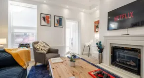Upmarket Apartment with Parking - Image 2