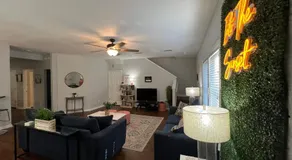Sunset Oasis - Beautiful 3BR with Serene Backyard near UF Stadium! - Image 2
