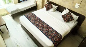 Grand Stays by Hotel Amisha - Near Station & Metro - Image 4