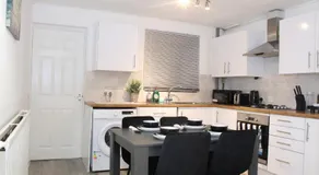 F2S SERVICED APARTMENTS 2Bedroom Terrace house with Free Wifi Netflix Suitable for Contractors walking distance to Train station - Image 3