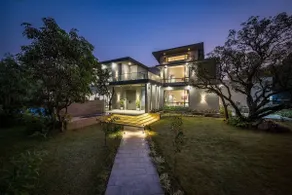 SaffronStays Six Degrees - 6BR pool villa with high-ceiling interiors, lawns, swings & pool table near Awas Beach - Image 5