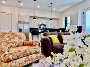 Centrally located cozy getaway near downtown - Image 5