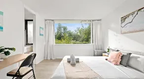 Luminous Ensuite Queen Room - Centrally Located - Image 2