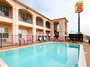 Super 8 by Wyndham Greenville - Image 5