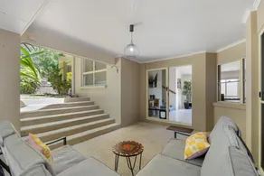 Spacious 4-Bed Family Retreat with Pool Near Beach - Image 4