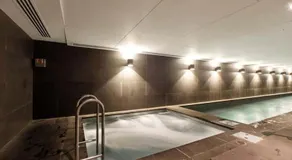 Stylish Condo Apartment with Stunning Rooftop Views & Pool, Gym and Hot Tubs by Peppy Beach Retreats - Image 3