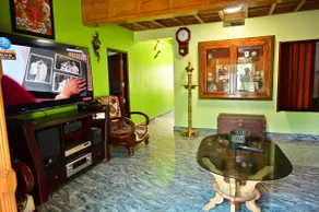 Cheerfull 4 Bedroom Home with free parking - Image 2